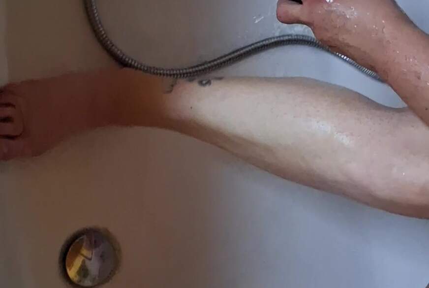 Hot-P***y66: D*****ge Füße in der Badewanne waschen