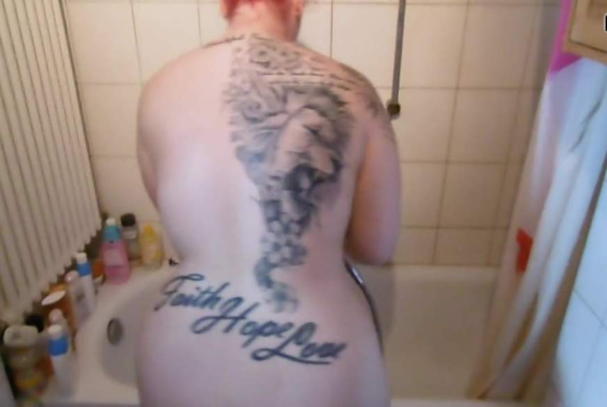 Rasieren und Duschen meiner heissen engen P***y von LisaKirsche pic1