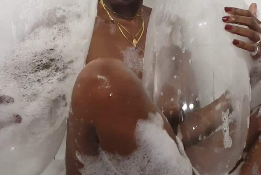 IvoryBeauty: IvoryB spielt mit Ballons im Wasser