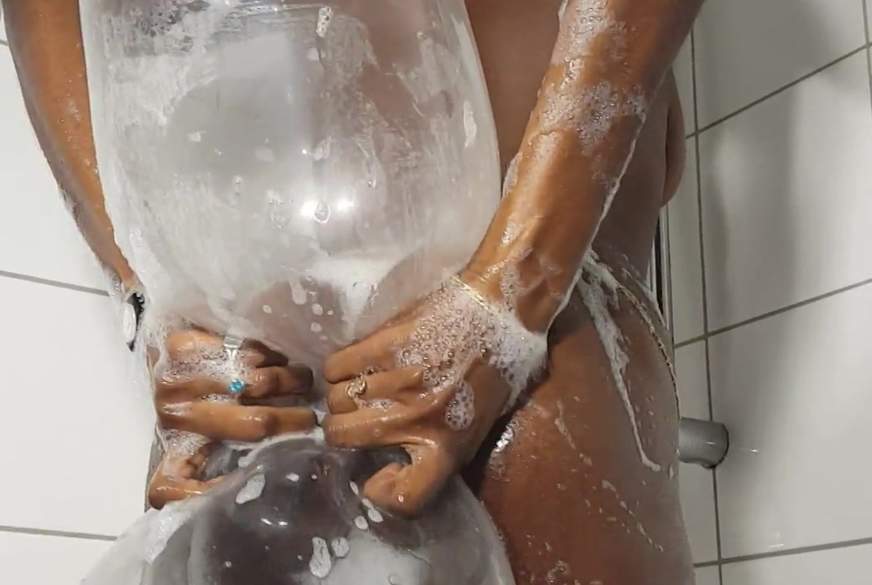 IvoryBeauty: IvoryB spielt mit Ballons im Wasser