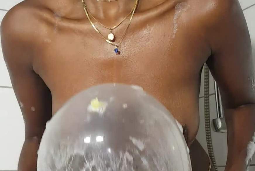 IvoryBeauty: IvoryB spielt mit Ballons im Wasser