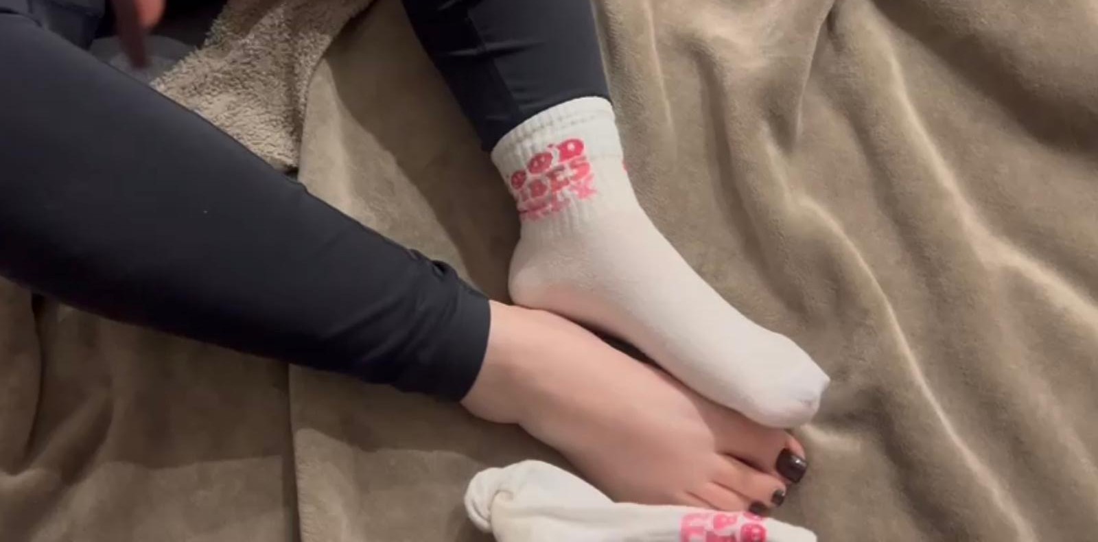 Hier siehst du wie ich meine geilen Füße mit richtig viel Creme verwöhne. 

- Lady Elisa