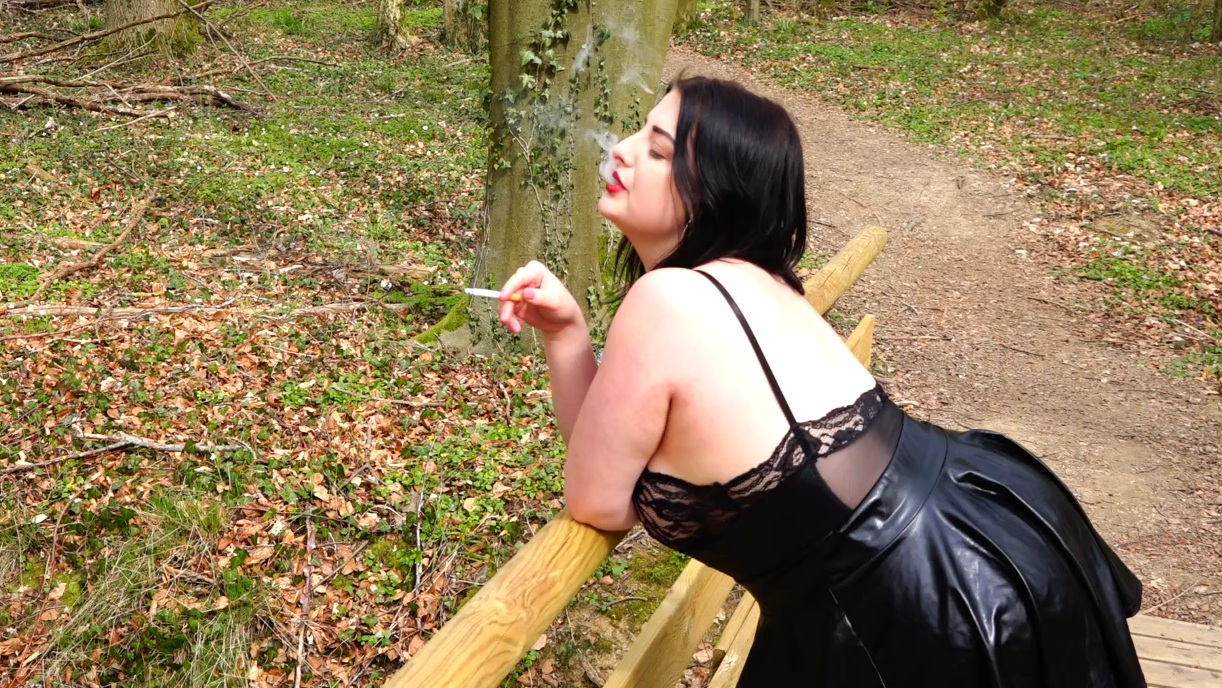 Dein Traum - Mein Lebender Aschenbecher! Du schaust einer Lady gerne beim rauchen zu und würdest gerne die Asche und den Stummel aufnehmen? Dann werde mein persönlicher, lebender Aschenbecher!

-Lady Elisa