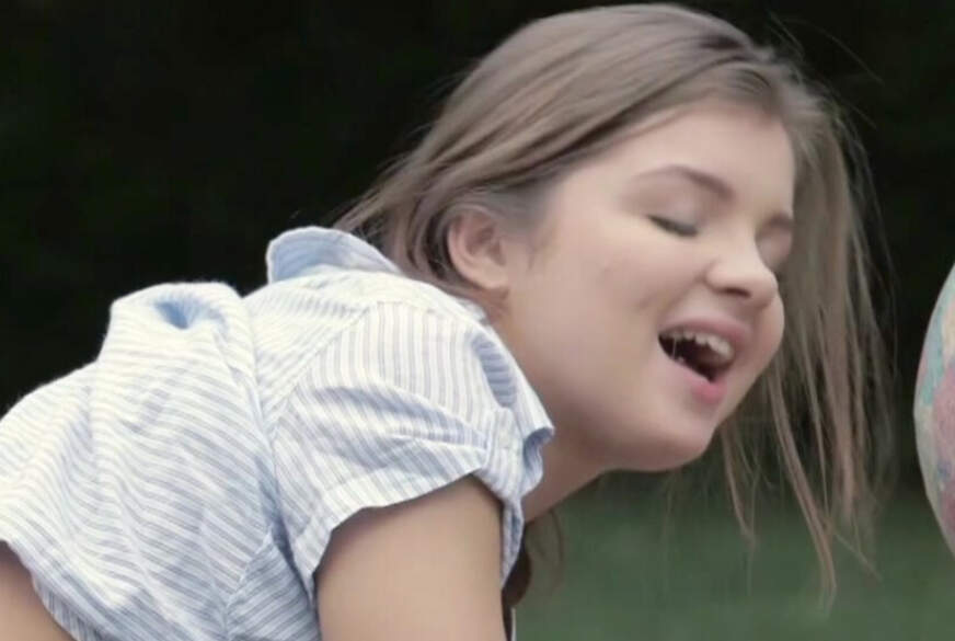 FrecheMarie: Mein S*******a stürzt sich auf mein blankes T***yf******n!