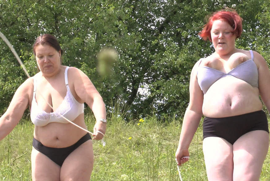 D**ke Frauen machen Strip beim Seilspringen von sweetdesire