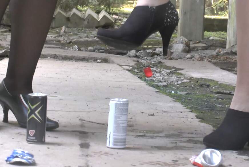 sweetdesire: 2 Lesben zertreten Büchsen