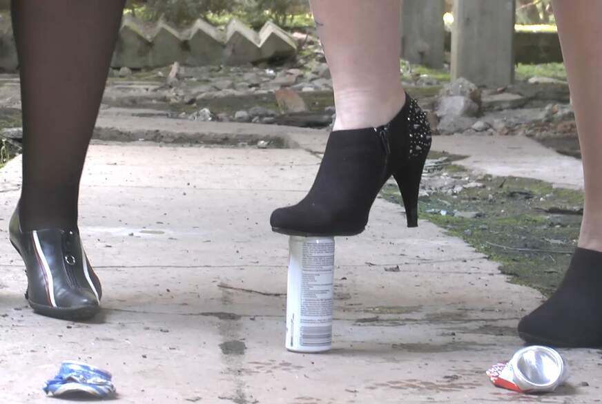 sweetdesire: 2 Lesben zertreten Büchsen