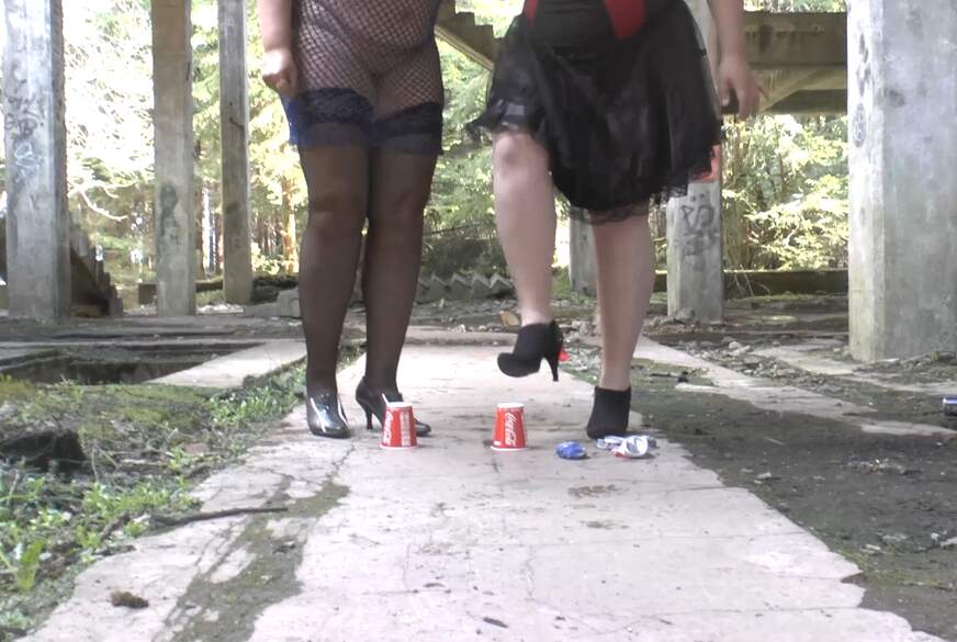 sweetdesire: 2 Lesben zertreten Büchsen