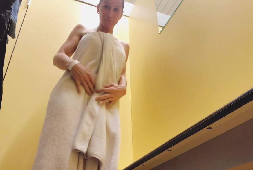 Miss-String25: SB in der Umkleide