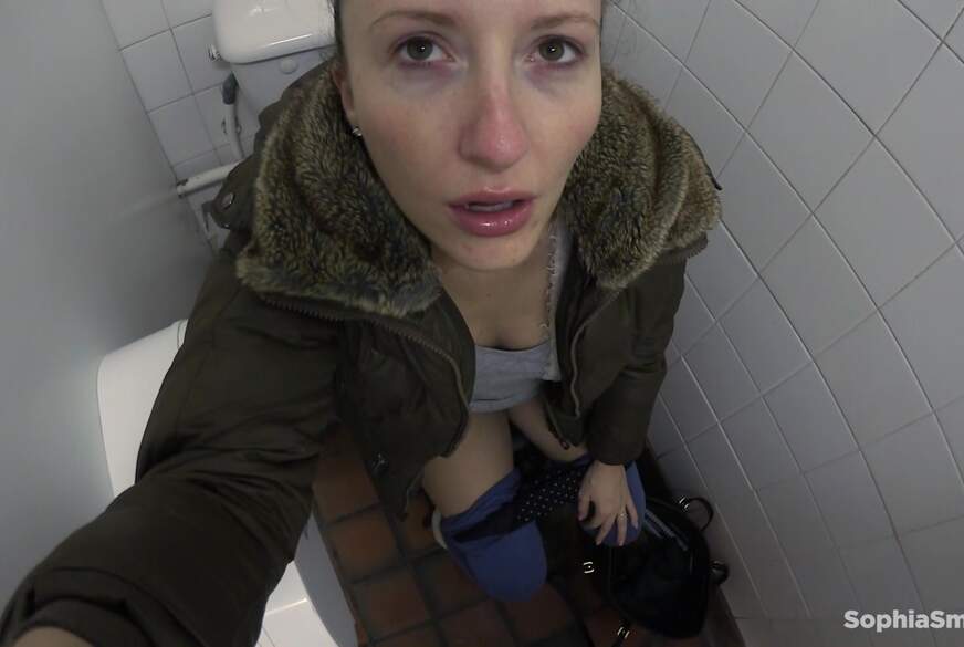 Changing Rooms  Pee von SophiaSmithUK