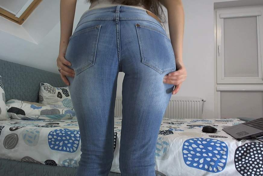 sexy runder a***h in blue jeans von FetishGoddess pic1