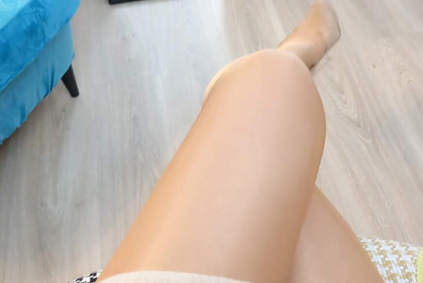 FetishGoddess: nylons legs, high heels dangling