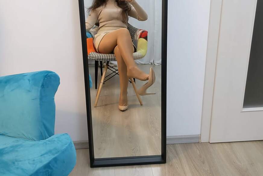 FetishGoddess: nylons legs, high heels dangling