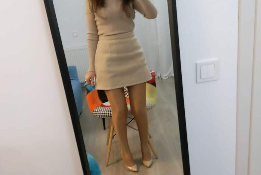 FetishGoddess: nylons legs, high heels dangling