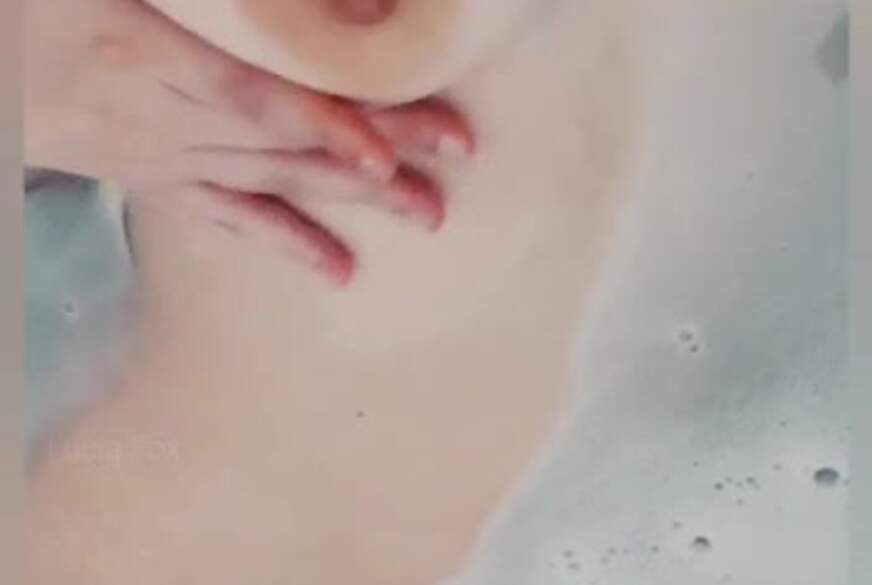 Geiles Nippelspiel in der Badewanne von Lucia-Fox