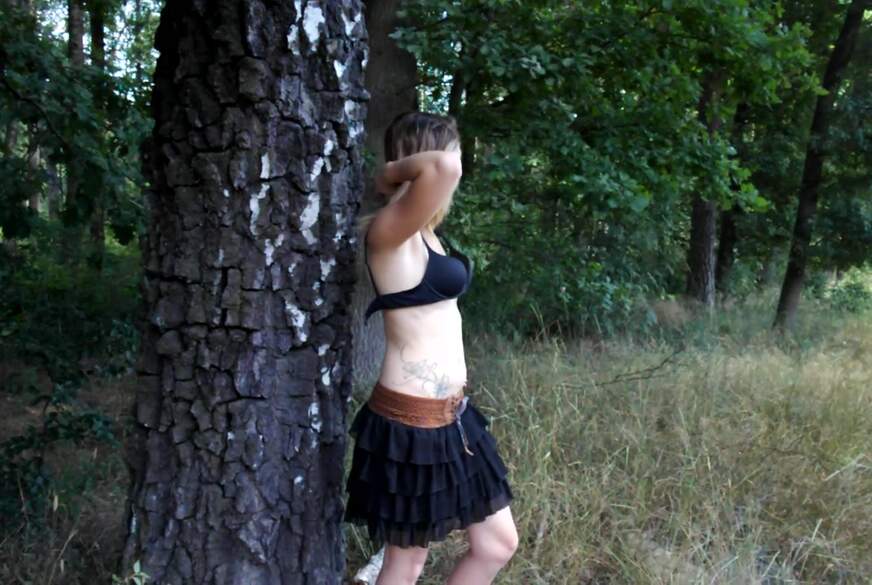 Nackt im Wald von SweetyLina pic1