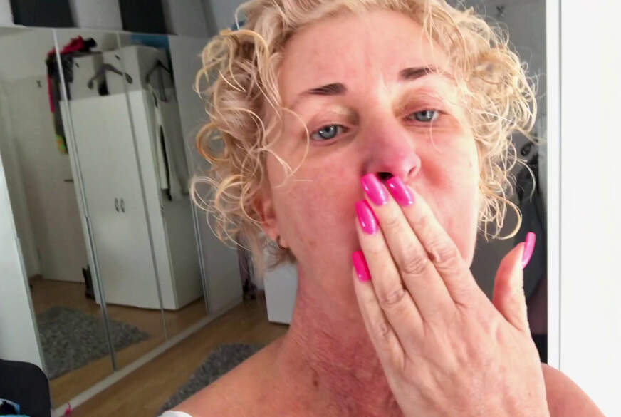 Secret-Jasmin: Ich p**s mich gleich ein! Spontanp**s beim Aufräumen!