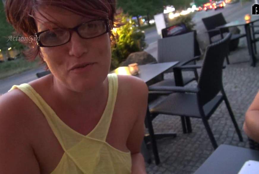 ActionGirl: 2 blanke F***en im Café