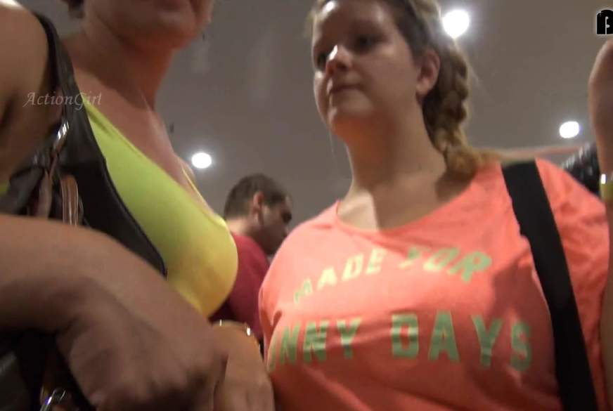 ActionGirl: Geiler 3er Sex in der Umkleide