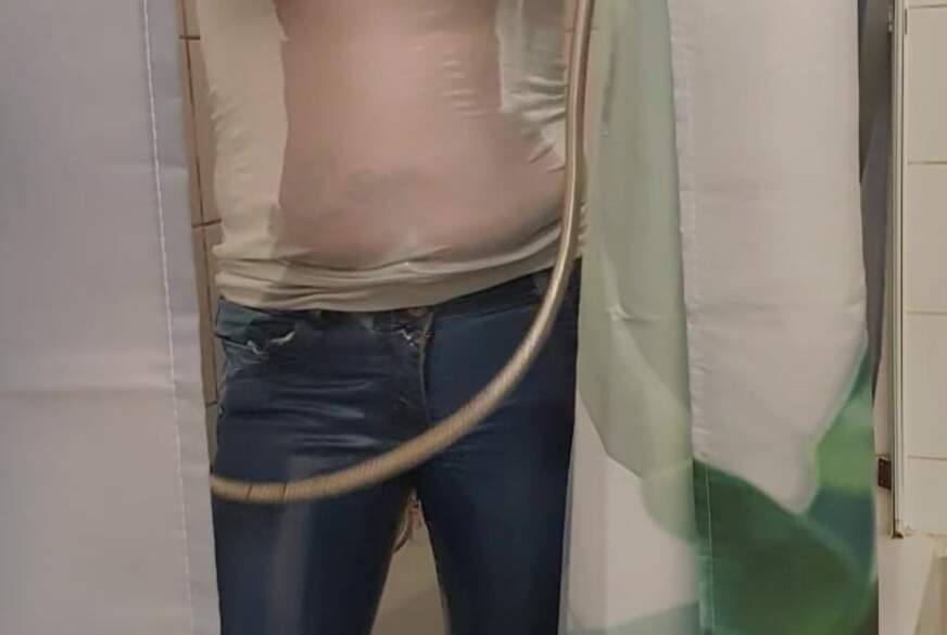 In Jeans,weißem Shirt und Schlappis duschen von Aleksa81