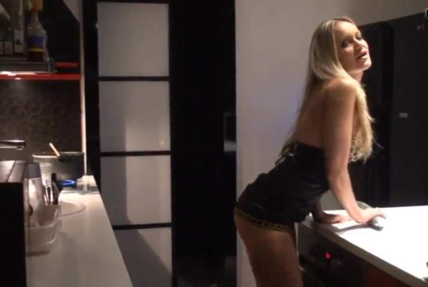 DirtyJuliette: Schärfer als deine Frau beim kochen !