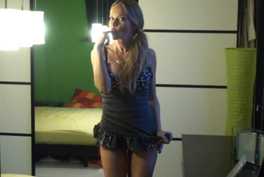 DirtyJuliette: Peeing in Rubberboots!
