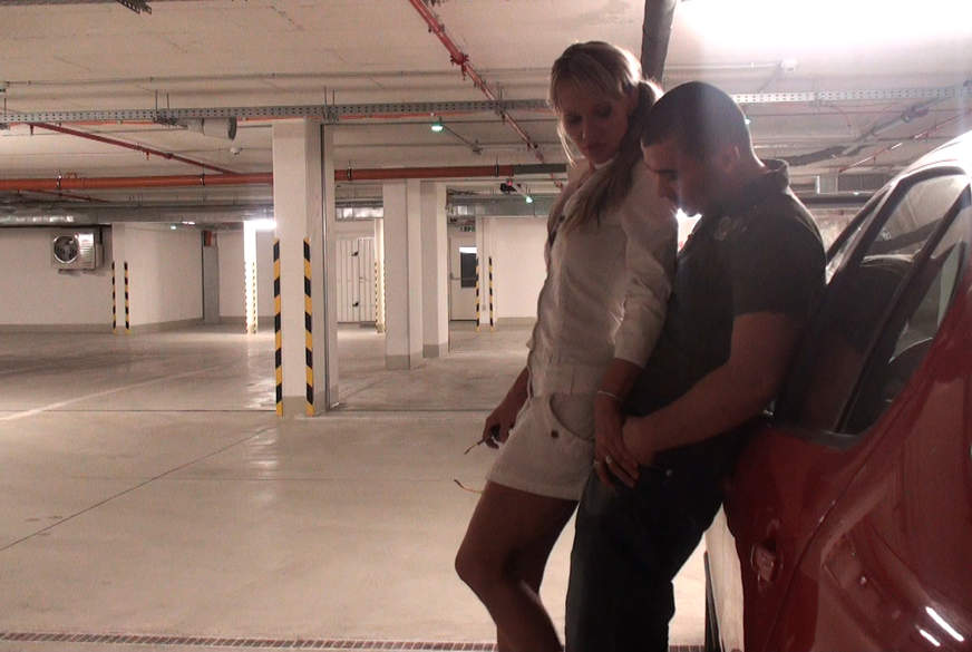 DirtyJuliette: Schamlos im Parkhaus!