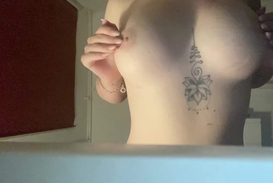 VickyEightV8: 1.mal T***y SikonTitten