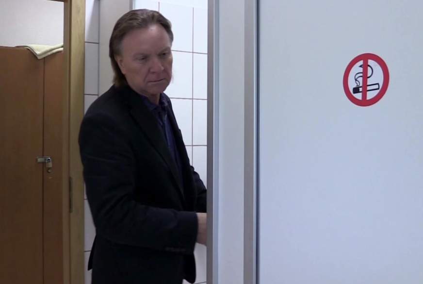 Kopfspülung im öffentlichen WC von Mini-Hotcore pic1