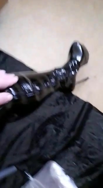 Was gibt es schöneres als auf ein einmumifizierten,wehrlosen Sklaven in High Heels Overknees zu pissen so das er die EHRE hat meinen warmen Nautursekt zu spüren und zu riechen. Der Pissstrahl läuft am Lederlack herunter und bringt den Stiefeln somit neuer Glanz, sodass man beim nächsten Ausflug in die Stadt wunderschöne frisch lackierte Piss-Lederstiefel hat. Wer würde gerne mit in die Stadt?
