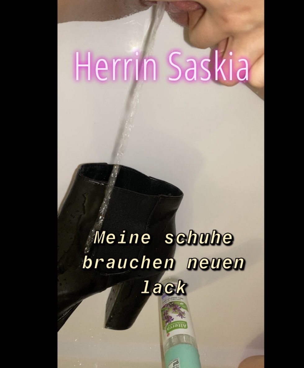 Meine Schuhe bekommen neuen Lack durch den Natursekt! Heute Morgen hatte ich mal wieder Lust meinen hohen Schuhen einen ordentlichen schönen Lack zu verpassen! Also macht ich mich auf den Weg in die Dusche , und begoss sie erst mal schön mit meinem Natursekt . Danach waren sie dann wieder schön glänzend und super duftend ! Sodass ich gleich in die schön warmen nassen Schuhe schlüpfen konnte.
Ein Sklave dabei zu haben wäre noch super schön gewesen! Der hätte die Schuhe dann schön trocken schlecken können.

#herrin#domina#fuß#schuhe#leder#lack#dusche#