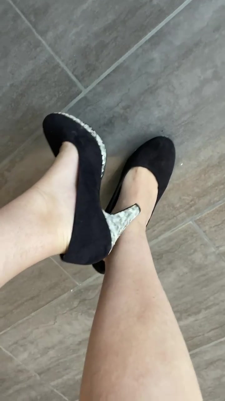 Gestern neue Schuhe gekauft! Heute war es endlich soweit ich habe meine neuen Schuhe endlich ausgepackt und gnadenlos markiert! Als erstes habe ich sie schön angezogen und angeschaut und habe mich dann auf den Weg gemacht in die Dusche. Dort habe ich sie dann schön genüsslich mit meinem Natursekt übergossen ! Sowas sie schön geglänzt haben, es war ein HERRLiCHES ERLEBNIS.

#Herrin#Natursekt#Schuhe#geil#Schwarz#nice#Sklave#abpissen#