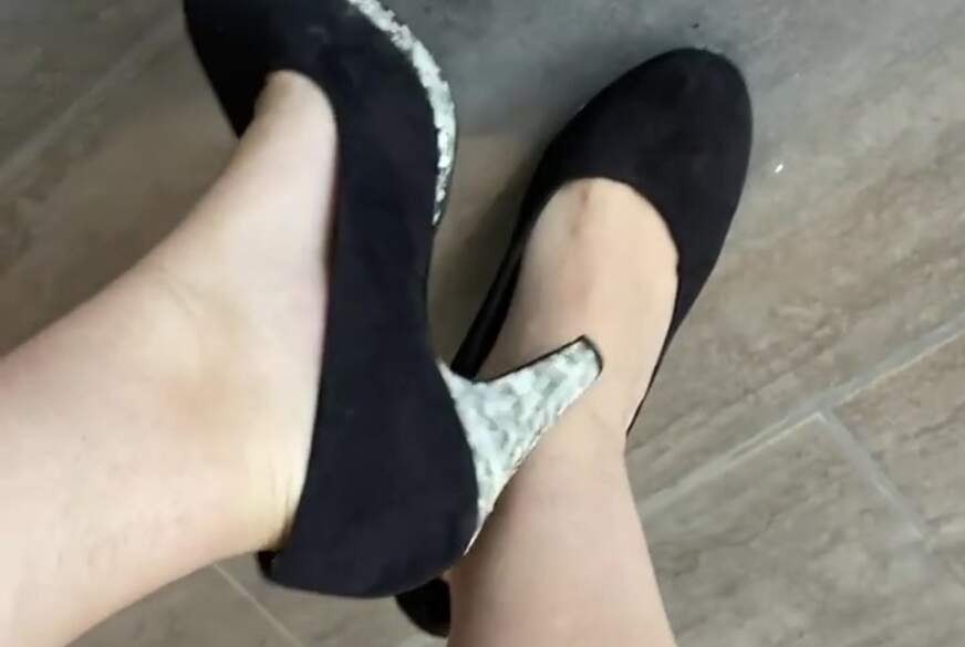 Queen_of_BDSM: Meine neuen Schuhe markieren Natursekt