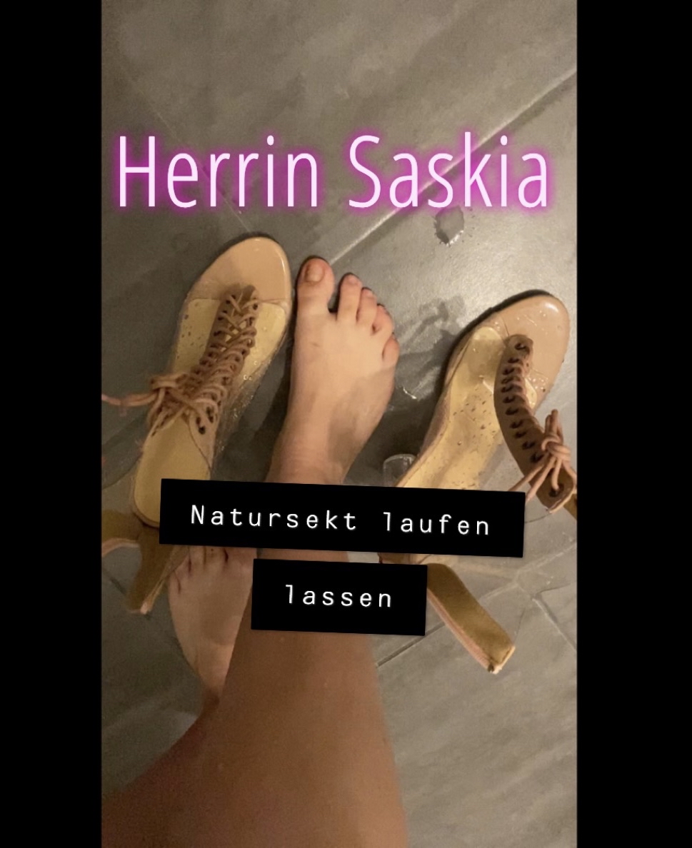 Ich pisse auf meine durschsichtigen hohen Schuhe Heute war ich mal wieder extrem Pissgeil! Zuerst massierte ich meine göttlichen Füße mit Seife und dann schlüpfte ich in meine Schuhe! Und machte mich auf den Weg in die Dusche, nachdem ich dann ordentlich meinen Natursekt auf die Schuhe und Füße laufen lies. Machte ich mich wieder auf den Weg nach draußen.

Wenn ihr Wünsche habt was ich als Nächstes anpissen kann gerne äußern !
#Herrin#Natursekt#Schuhe