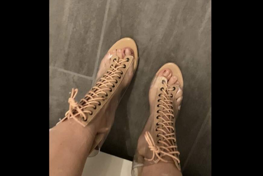 Queen_of_BDSM: Ich p***e auf meine durschsichtigen hohen Schuhe