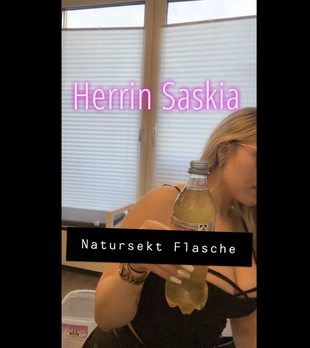 Volle Natursektflasche für den Sklaven Heute habe ich eine schön gefüllte Natursekt Flasche vorbereitet ! Diese werde ich jetzt weg schicken und meinem Drecksau Sklaven schicken, diese muss er dann nach meiner Anweisung live vor der cam nach meiner Anweisung runter trinken ! Ich freue mich schon ihn dabei cam zu cam zu demütigen ! Der Teil2 wie er es trinken muss werd ich auch bald hier hochladen, sobald die Flasche bei ihm angekommen ist !