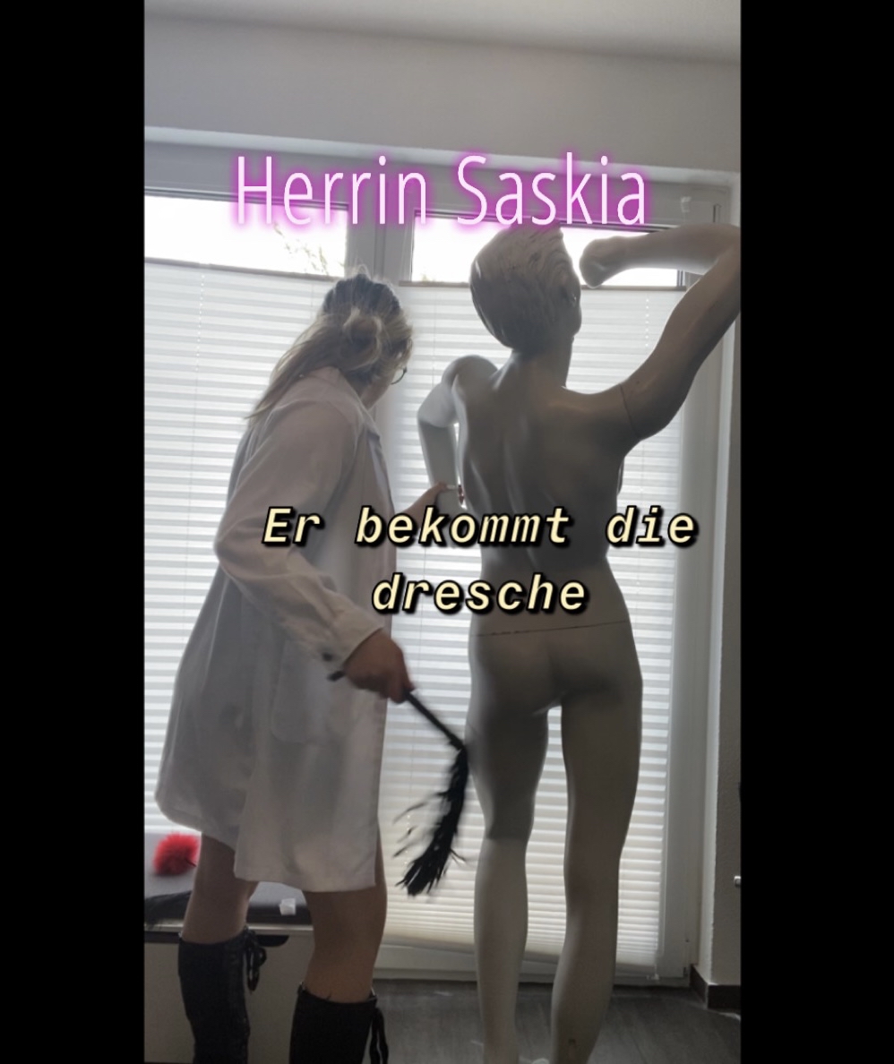 Puppe wird von der Doktorin dominiert Teil1 Heute war ich als Doktorin unterwegs ! Da kam mir meine männliche Puppe entgegen, natürlich hatte ich gleich Lust sie dominieren. Und das tat ich direkt auch ich verschlug ihr den Arsch, und spucke sie ordentlich an! Ein Teil2 kommt noch online wie ich sie Nadel und bei Teil3 dann sogar Fessel und bondage.