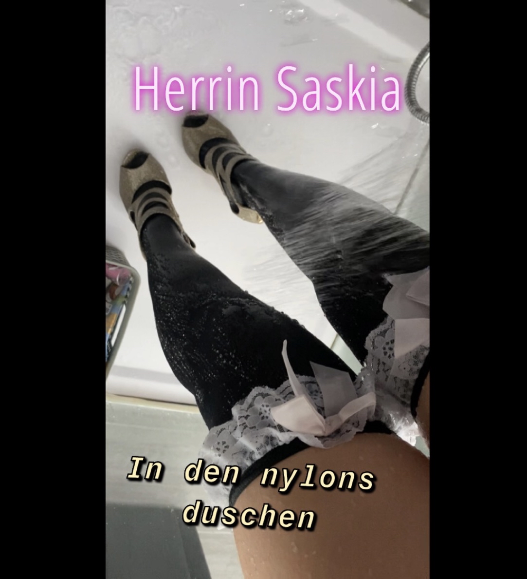Herrin duscht in Nylon Gestern habe ich mir schöne neue schwarze Nylonstrümpfe gekauft ! Heute habe ich sie das erste mal angezogen und sie sahen hervorragend aus! Als ich sie angehabt habe, machte ich mich auf den Weg in die Dusche und gönnte mir eine schönes Nylon-High Heels Dusche! Das war ein schöner Start in den Tag!