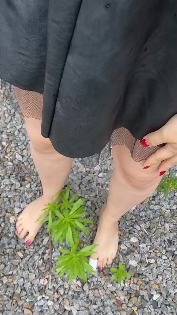 Heute hatte ich richtig Lust meinen Nachbarn heimlich zu dominieren ! Somit habe ich mich dazu entschieden sein Grundstück zu markieren. In Latex_Lederkleidung bin ich bei ihm in den Garten eingebrochen! Und pisste gnadenlos seinen Garten voll!  Sein Garten duftete als ich wieder ging, schön nach  meinem Natursekt!
Herrin#dominant#outdoor#Pissen#Natursekt#Spaß