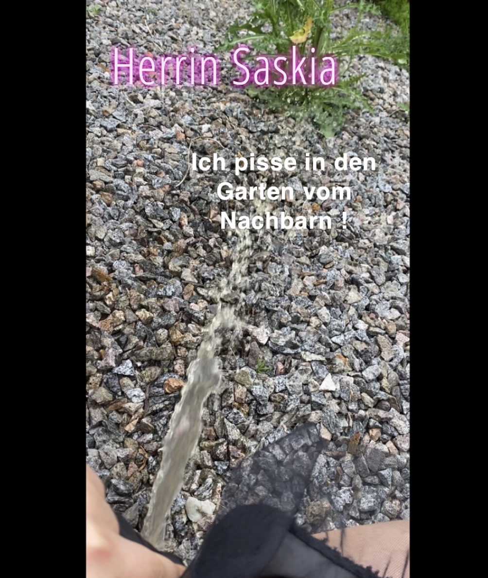 Herrin pisst in den Garten vom Nachbarn Heute hatte ich richtig Lust meinen Nachbarn heimlich zu dominieren ! Somit habe ich mich dazu entschieden sein Grundstück zu markieren. In Latex_Lederkleidung bin ich bei ihm in den Garten eingebrochen! Und pisste gnadenlos seinen Garten voll!  Sein Garten duftete als ich wieder ging, schön nach  meinem Natursekt!
Herrin#dominant#outdoor#Pissen#Natursekt#Spaß