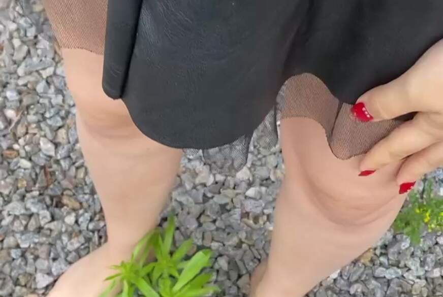 Queen_of_BDSM: Herrin p**st in den Garten vom Nachbarn