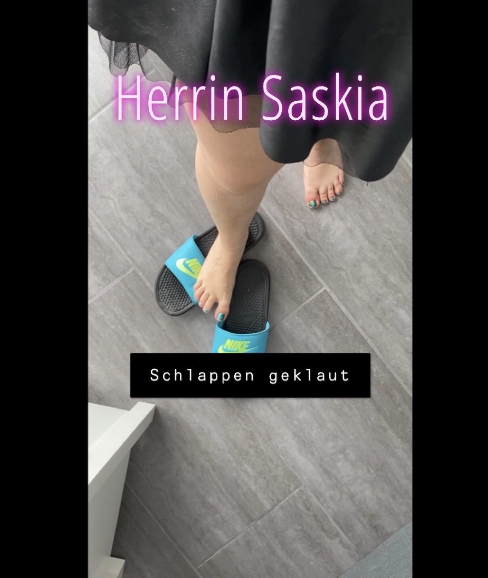 Bei dem heißen Wetter war ich mal wieder in meinem Garten unterwegs, und habe mich dort gesonnt! Als ich mein Nachbar sah winkte ich ihm fröhlich, schon schnell sind mir seine neuen Schlappen am Fuß aufgefallen die er draußen stehen lies als er rein ins Haus ging. Ich machte mich als er nicht mehr zusehen war, schnell auf den Weg zu den Schlappen und klaute sie. Zog sie an und pisste sie gnadenlos an das sie komplett von meinem Duft umhüllt waren, und stellte sie ihm danach verpisst mit meinem Natursekt wieder hin. Ich hoffe mein Nachbar freut sich darüber !