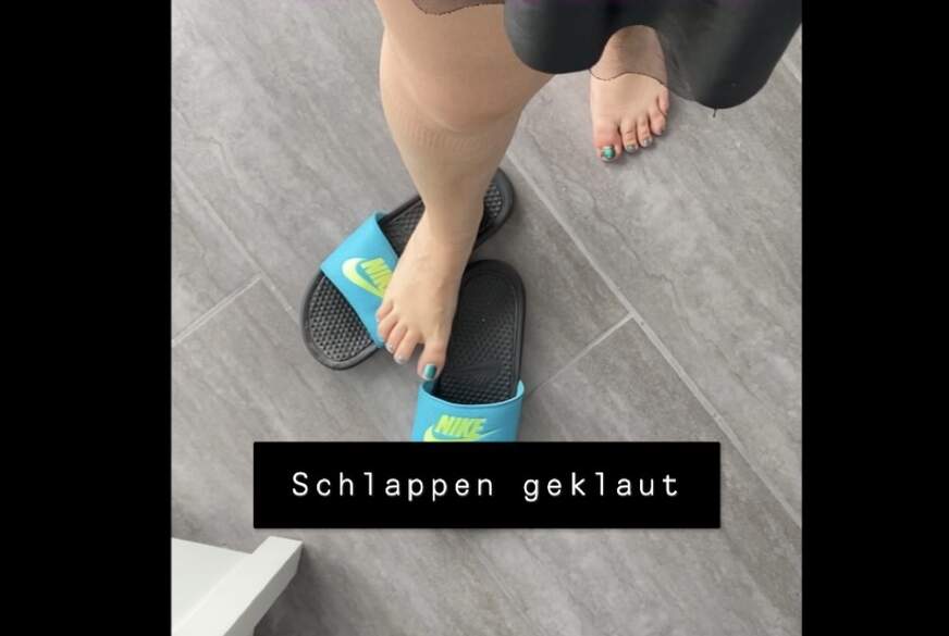 Queen_of_BDSM: Mein Natursekt auf den Schuhen des Nachbarn