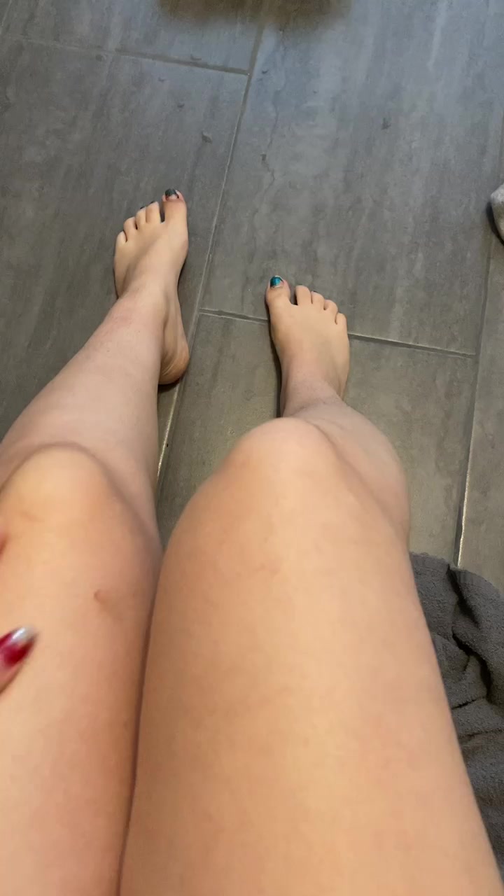 Heute hatte ich mal wieder ein Tag bei dem ich richtig Lust hatte, meine Füße zu verwöhnen und danach meine Nylons voll zu pissen! Also tat ich das und es war mal wieder viel geiler als erwartet! Und mein Natursekt duftete Göttlich.