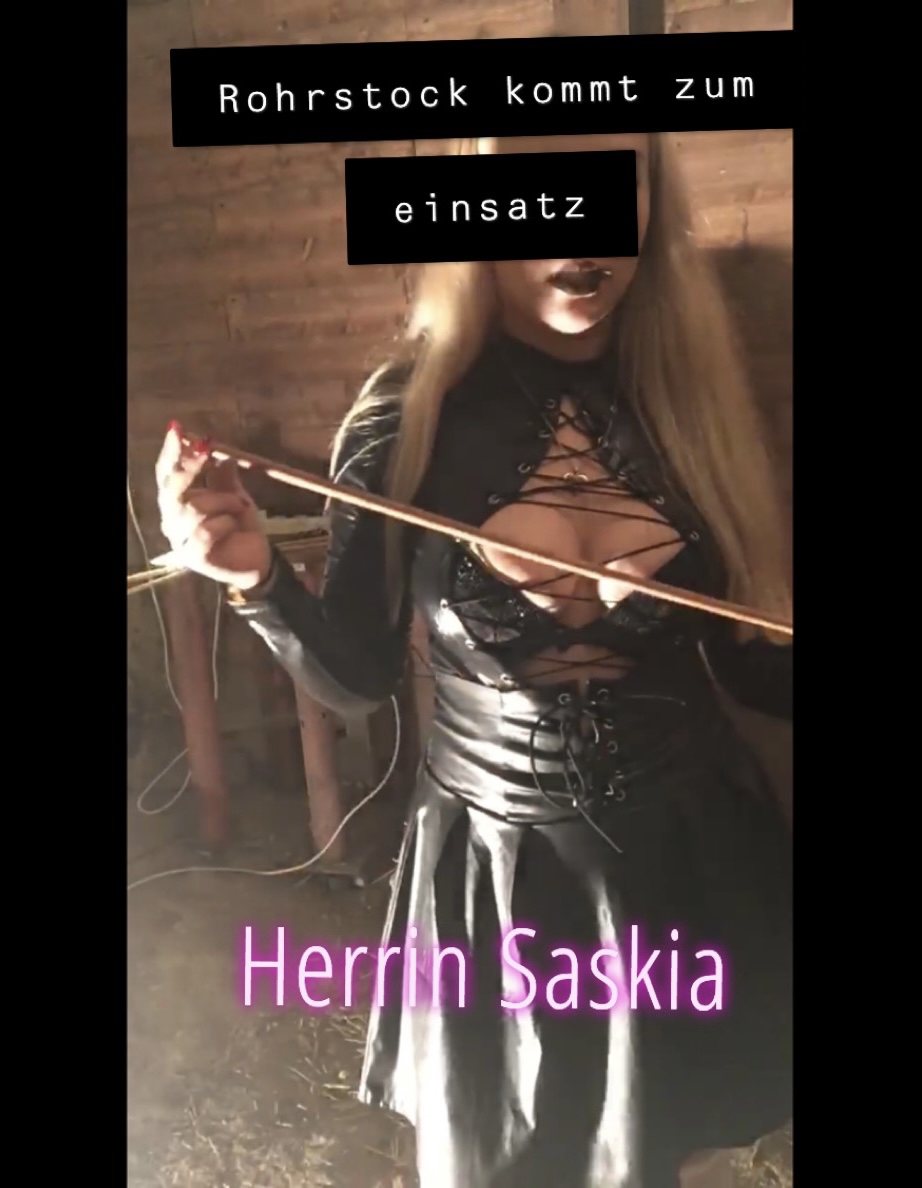 Sklave wird im Inhaftierungskeller ausgepeitscht Teil 2 So hier wie versprochen Teil 2. Hier wird die gefesselte Drecksau ordentlich mit dem Rohrstock verschlagen! Wie man sieht leidet er dabei, und hat ordentliche Spuren danach  an seinem Körper. Mir hat es super gefallen danach mein Kunstwerk anzuschauen an ihm ! 
Er sah herrlich aus !