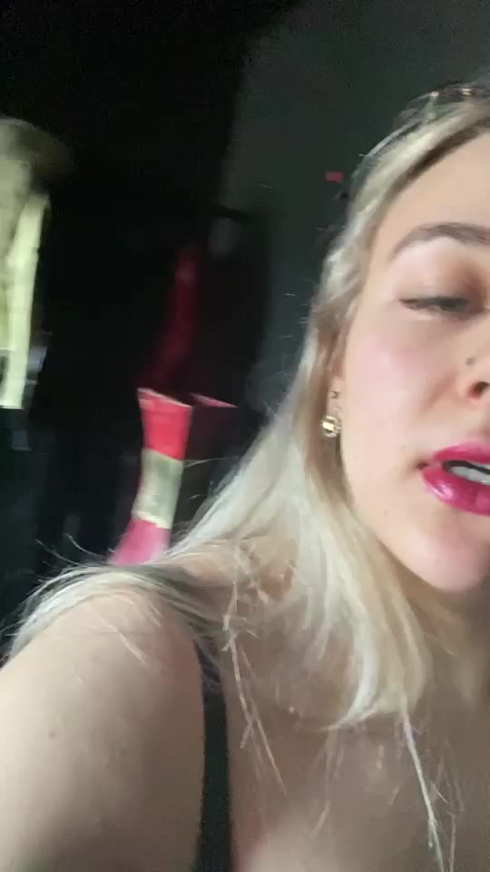 Schon seit länger Zeit bettelte heute eine Drecksau  vor meiner Tür das ich ihn in mein Bdsm-Studio reinlasse sollte ,  aber ich lies ihn  vorerst stehen! Er jammerte  mir vor der Tür  so die Ohren voll, das ich schlechte Laune bekommen habe, also nötigte ich ihn sich nackt auszuziehen und dann habe ich ihn auf meinem Balkon nackt vorgeführt……… und anschließend draußen stehen lassen ! Aber das hat mir lang nicht gereicht, mit dem was danach kam hat er wohl nicht gerechnet !