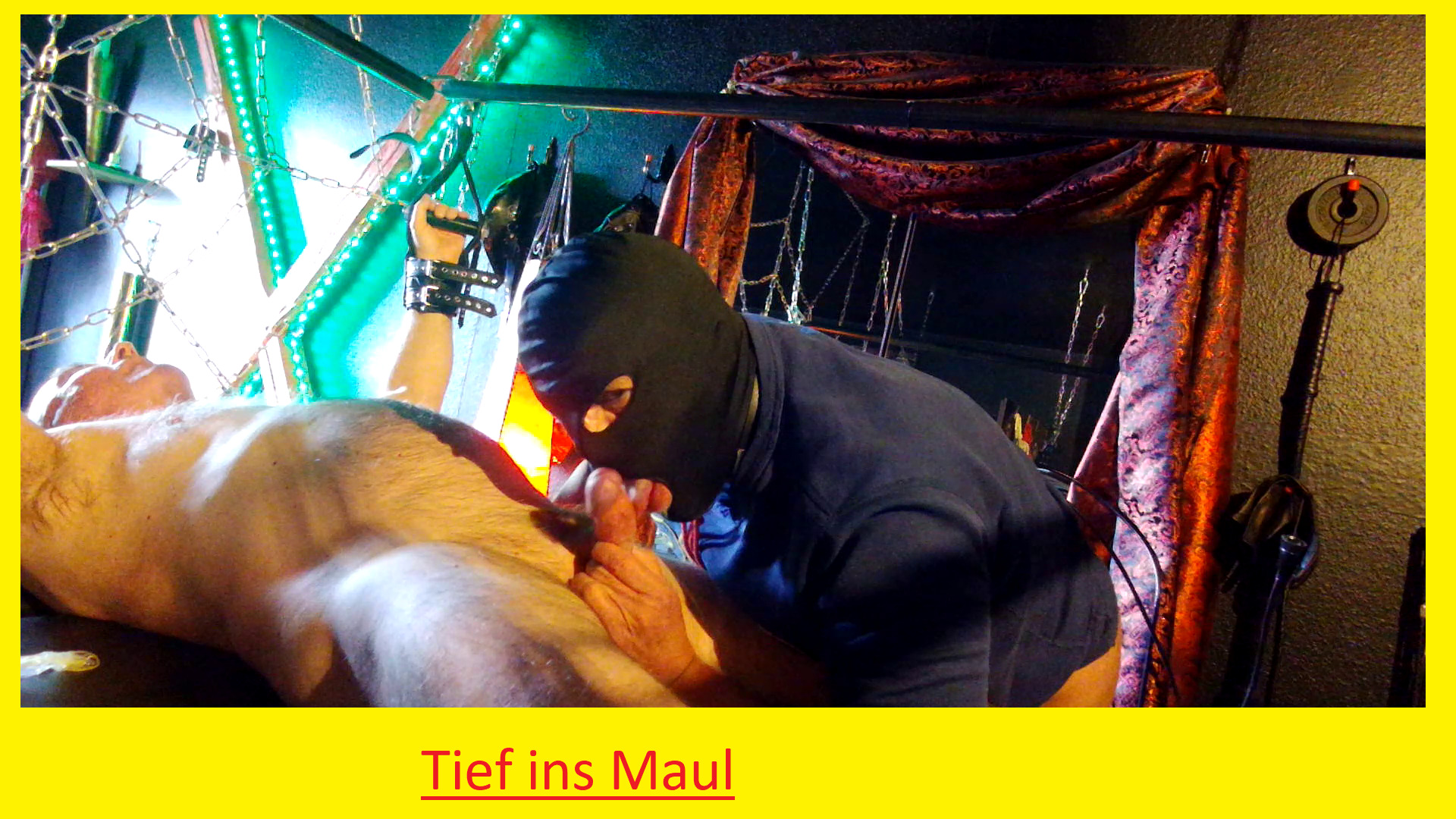 Heute waren zwei Sklaven in meinem Studio, dem einen habe ich die Eier lang gezogen und gequält während dessen der andere schön seinen Schwanz sich tief in das Maul geschoben hat! 

Der Anblick war herrlich! Bei mir hier wird geblasen bis der Schwanz abspritzt