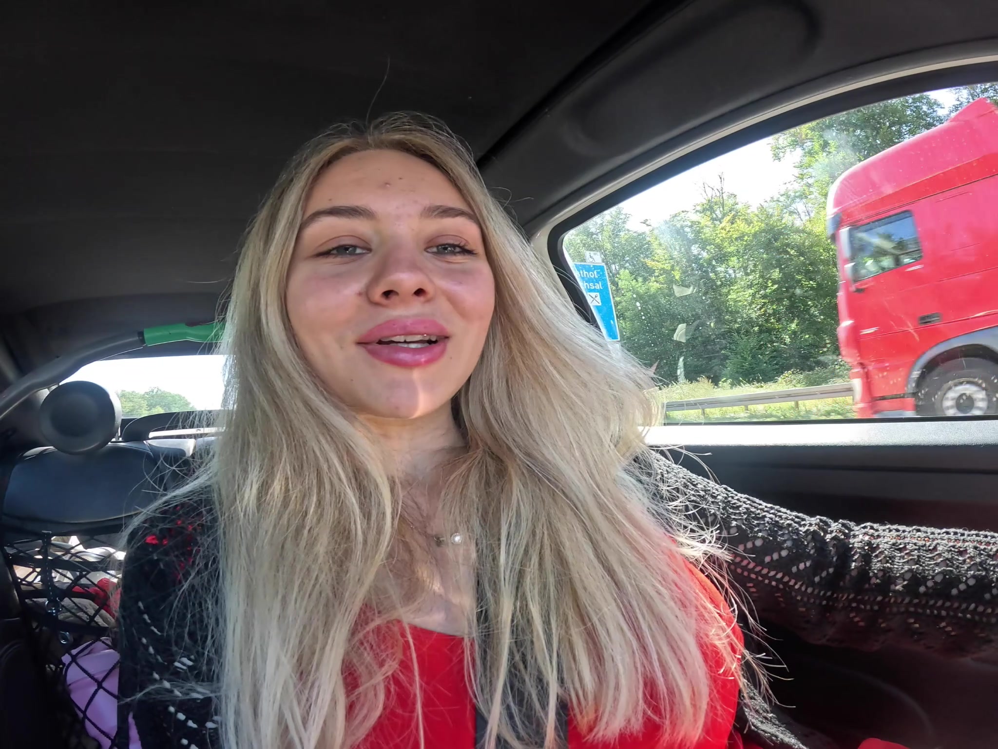 Nachdem ich heute über mehrere Stunden auf der Autobahn unterwegs war, musste ich dringend pissen! 

Also habe ich meiner Pisse freien lauf gelassen.