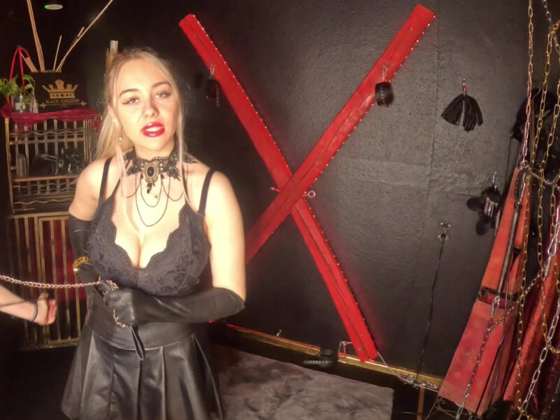 Nach intensiver Brustwarzen  Behandlung war ihr Möse so feucht. Das nur noch Bestrafung geholfen hat. Willst du sehen wie ich ihre Notgeilheit bändigen konnte? Sklavin#Fetisch#Bdsm