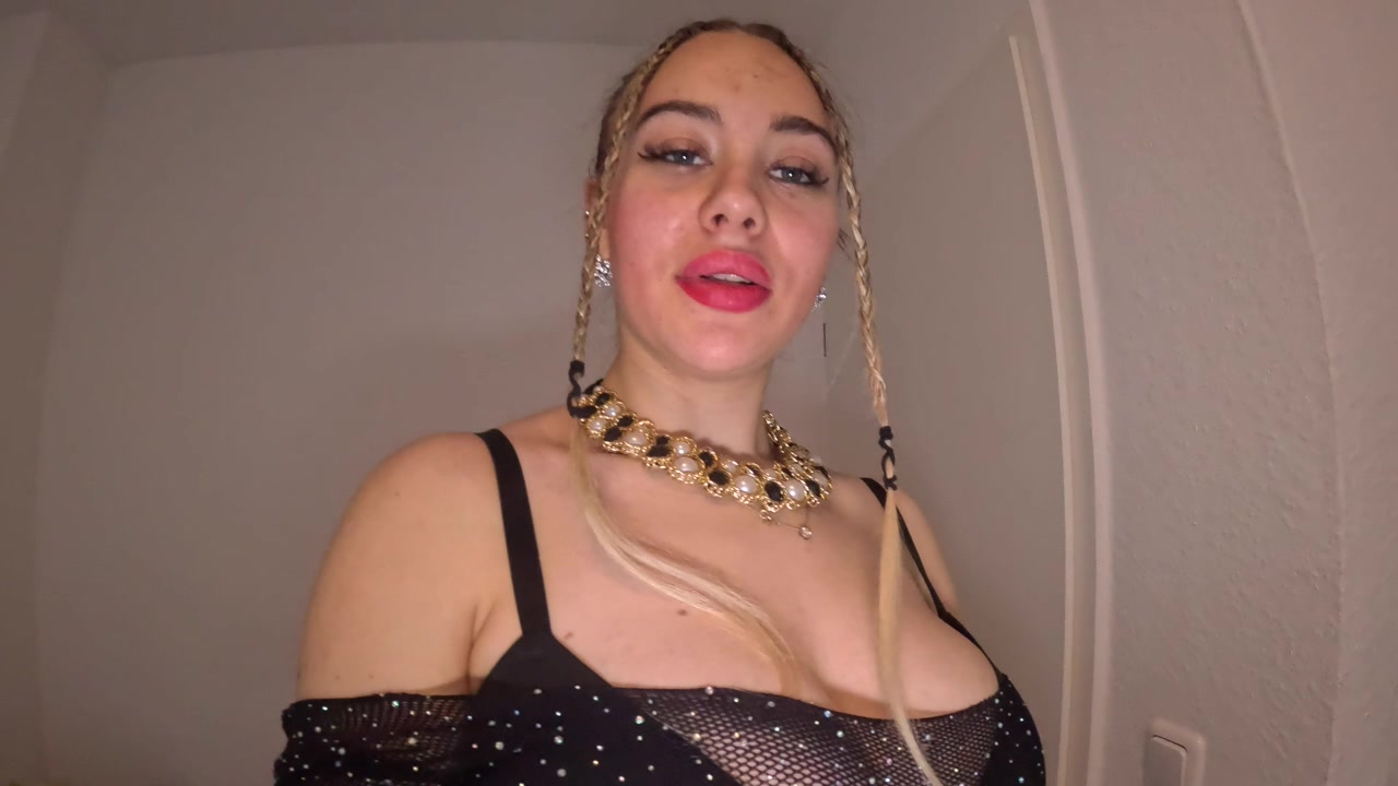 Heute habe ich diesen Schlappschwanz aufgesucht in seiner eigenen Wohnung. Als erstes habe ich ihn ausgepeitscht und dann musste er seinen Schwanz unter Zwang auf seinem Esstisch abwichsen!